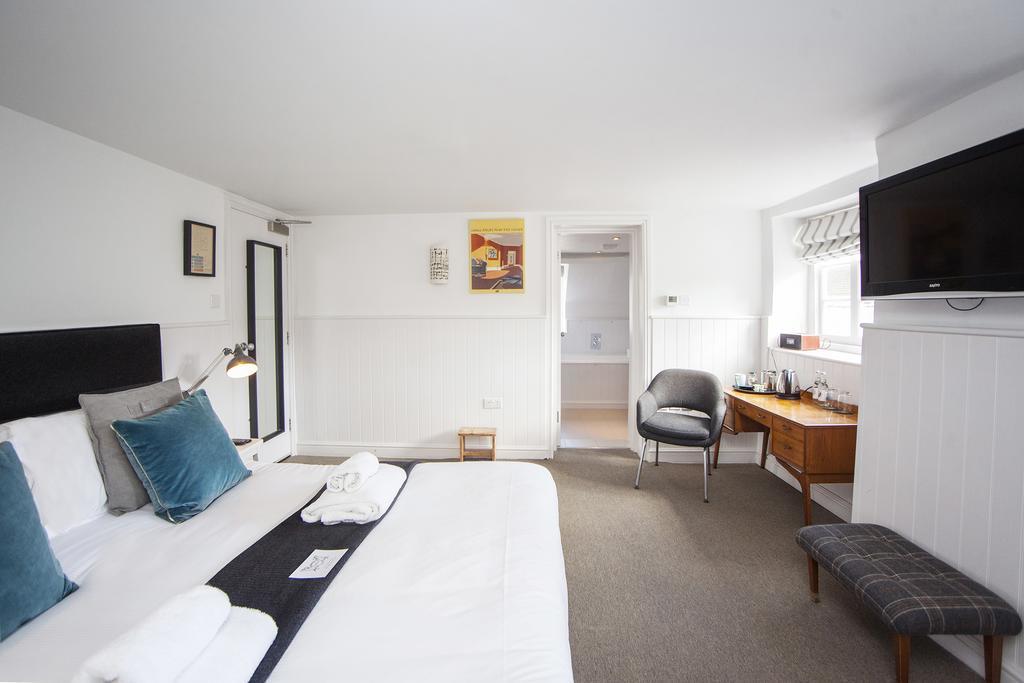 Отель The Swan Wedmore Экстерьер фото