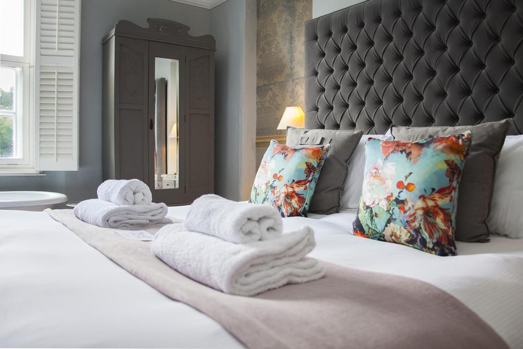 Отель The Swan Wedmore Экстерьер фото