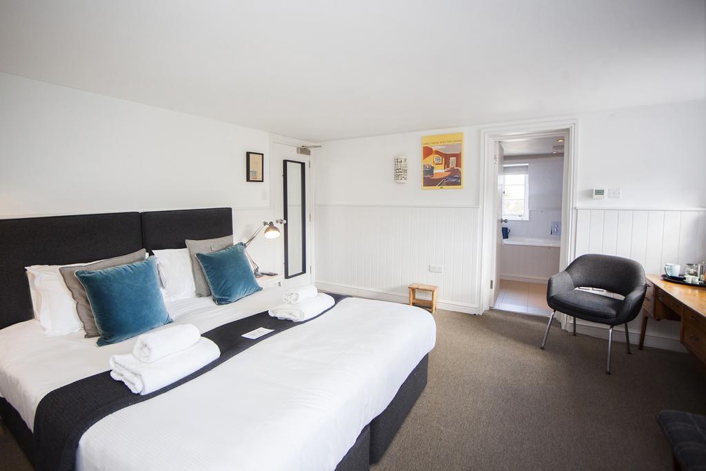 Отель The Swan Wedmore Экстерьер фото