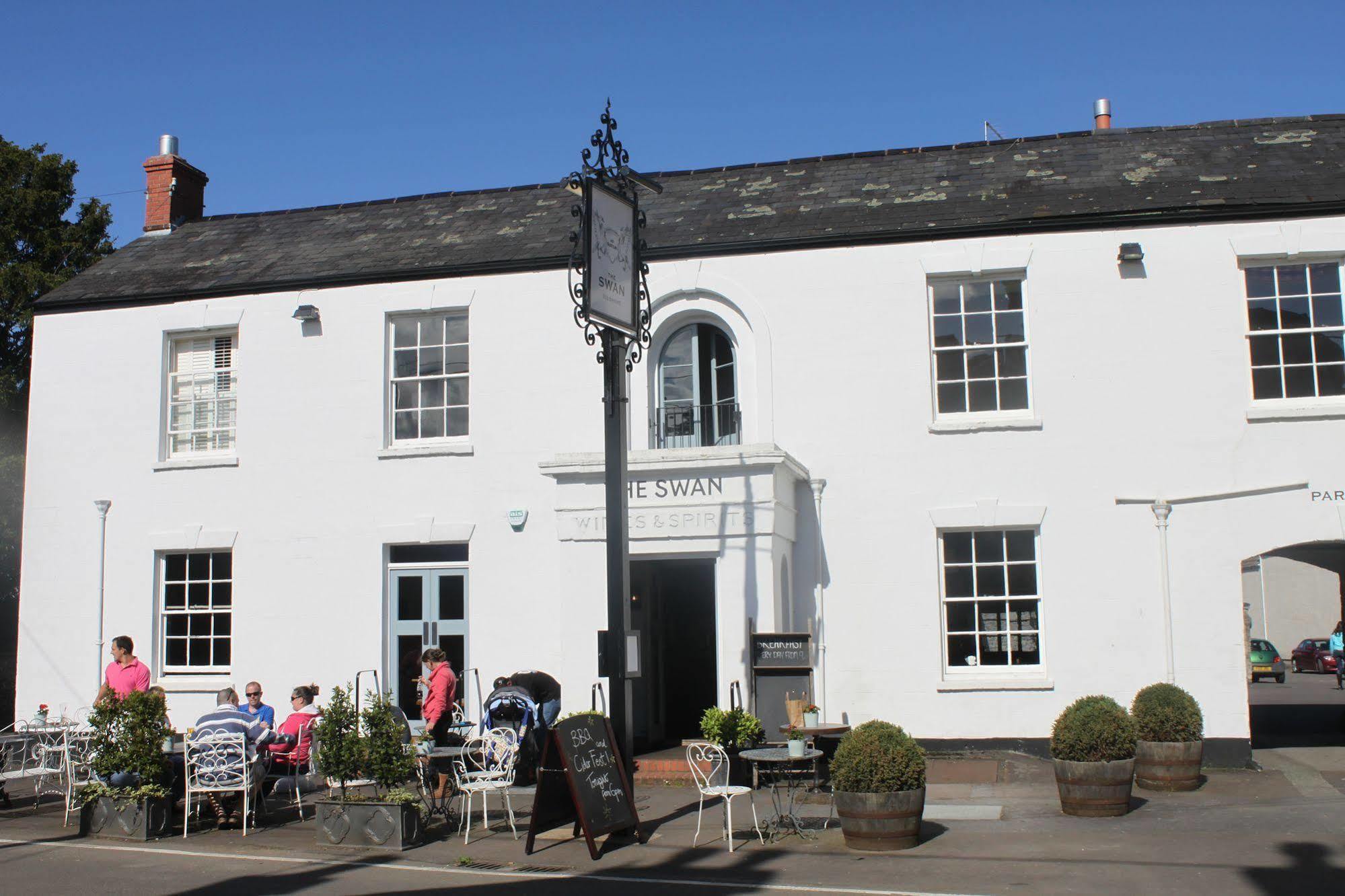 Отель The Swan Wedmore Экстерьер фото